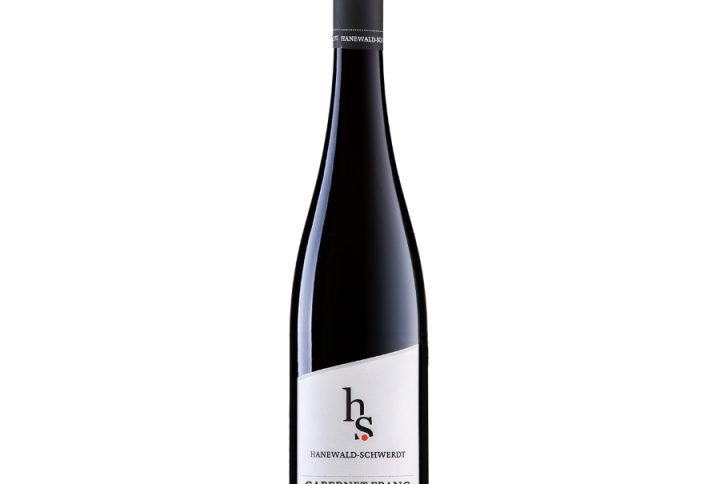 Hanewald-Schwerdt Cabernet Franc to wino, które z pewnością zachwyci każdego miłośnika czerwonych win. Pochodzące z renomowanej winnicy Hanewald-Schwerdt w regionie Pfalz, Niemcy, to wino jest prawdziwym arcydziełem sztuki winiarskiej. Cabernet Franc to wino o głębokim, rubinowym kolorze, które już na pierwszy rzut oka przyciąga wzrok. Jego aromat to niezwykła mieszanka nut owocowych i pikantnych. Wyczuwalne są tu akcenty czarnych i czerwonych jagód, wiśni oraz delikatne nuty czerwonej papryki12. Na podniebieniu wino to jest pełne i bogate, z doskonale zintegrowanymi taninami i kwasowością. Każdy łyk to prawdziwa eksplozja smaków, która pozostawia długotrwały, przyjemny posmak. Wino to jest herb-saftige, co oznacza, że ma wyraźnie soczysty, ziołowy charakter2. Hanewald-Schwerdt Cabernet Franc to idealny wybór na specjalne okazje, doskonale komponuje się z daniami mięsnymi, takimi jak steki czy dziczyzna, ale również świetnie sprawdzi się jako towarzysz wieczornych spotkań z przyjaciółmi2. To wino to prawdziwe doświadczenie, które przenosi nas w świat luksusu i wyrafinowania. Hanewald-Schwerdt Cabernet Franc to wybór dla tych, którzy cenią sobie najwyższą jakość i niezapomniane doznania smakowe.